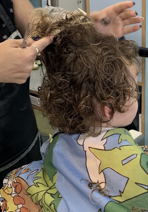 Première coupe de cheveux à l'âge de 3 ans