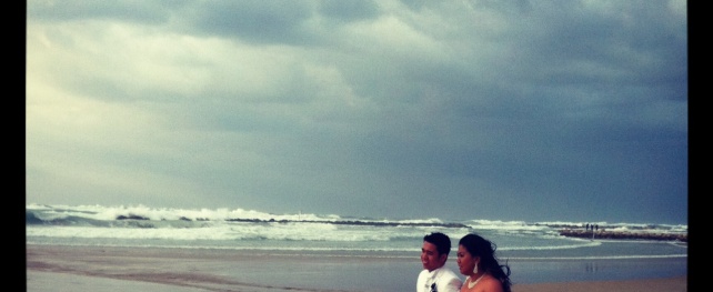 Jeunes mariés philippins sur la plage de Tel Aviv