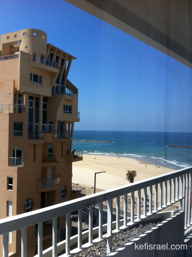 Vue sur mer à partir d'une chambre du Sea Rxectuvie Suites Hotel àTel Aviv
