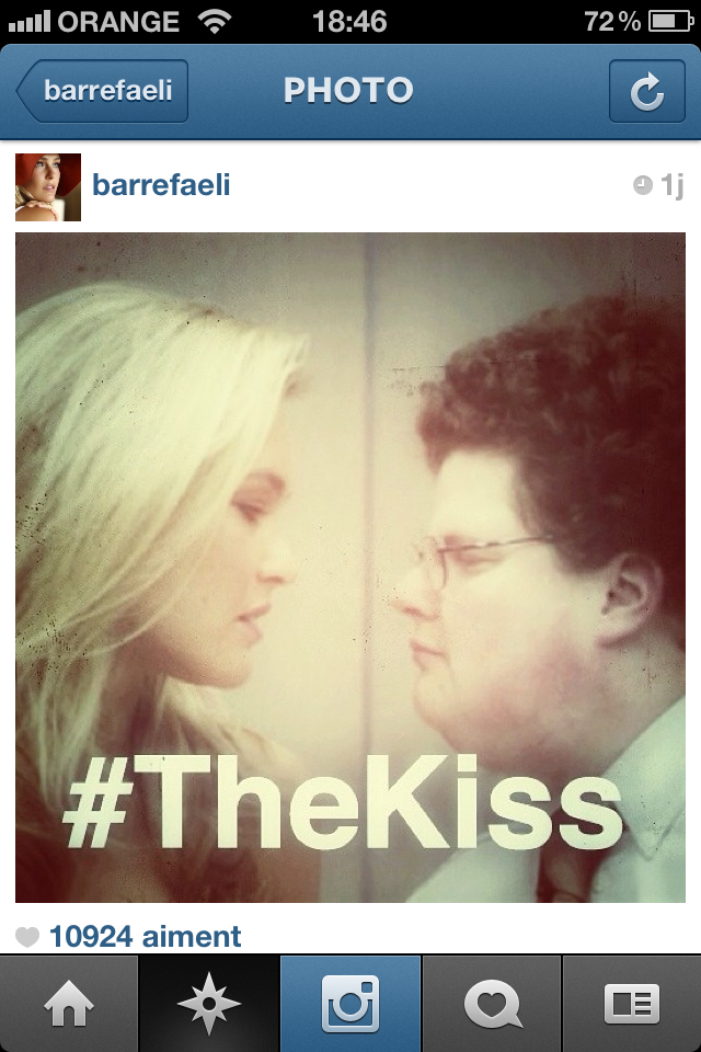 Le baiser de Bar Refaeli pour le Super Bowl fait le buzz!
