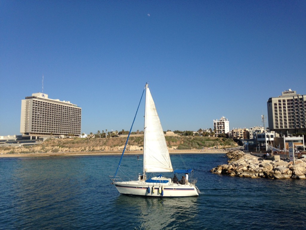 La maison Folle, l'hôtel Hilton vus de la jetée de la Marina de Tel Aviv