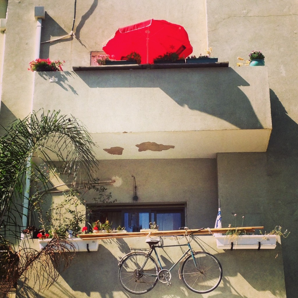 Vélo suspendu et parasol rouge