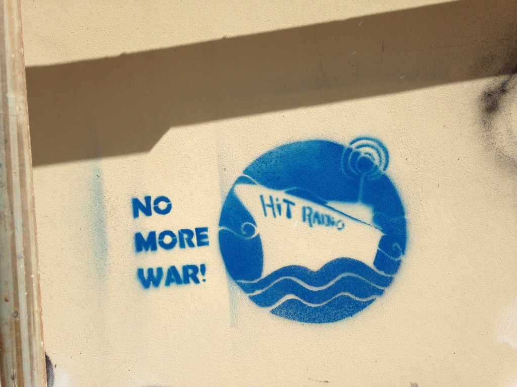 Graffiti "No more war" dans le Kerem HaTeimanim à Tel Aviv