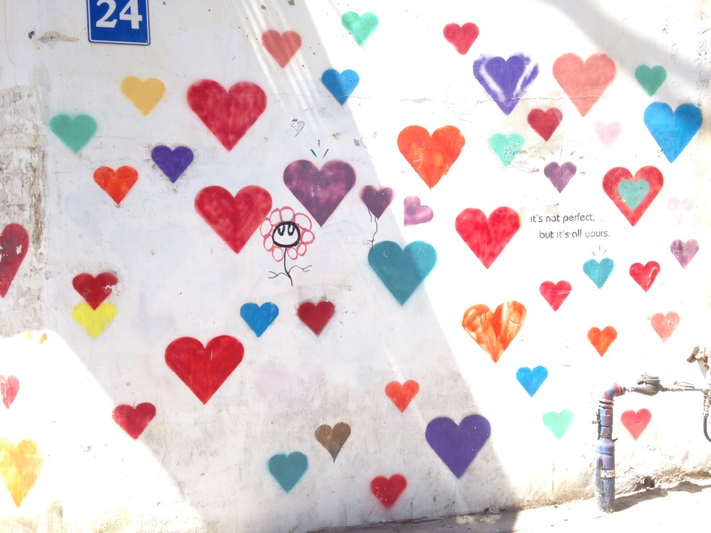 Le mur des coeurs dans le Kerem HaTeimanim à Tel Aviv