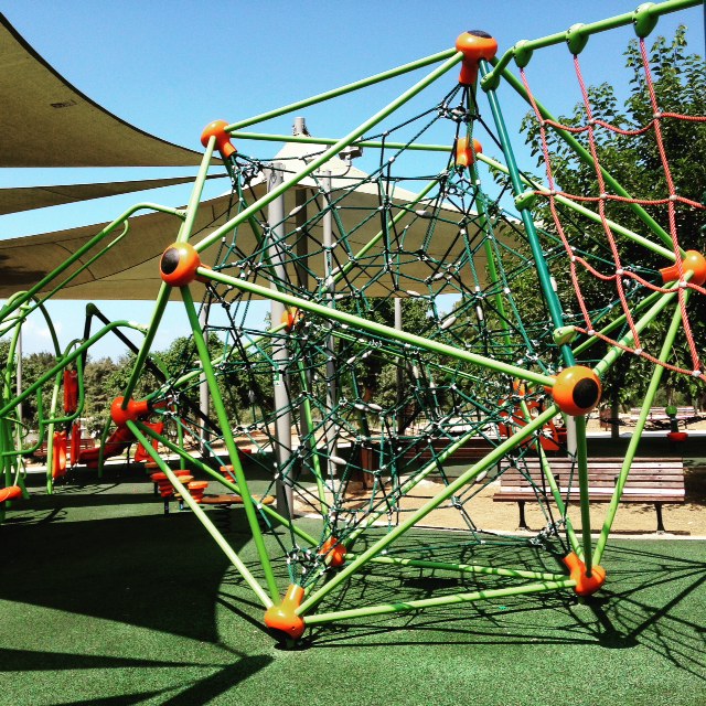 Aire de jeux orange dans le Parc Hakhourshot au Sud de Tel Aviv