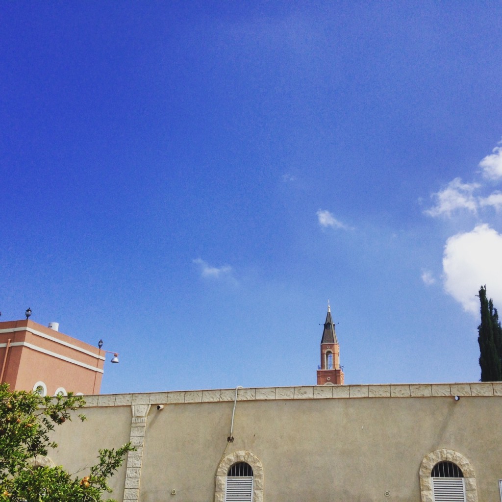 Le campanile de l'Eglise de l'apôtre Pierre et de Tabitha-la-Juste dans le Sud de Tel Aviv