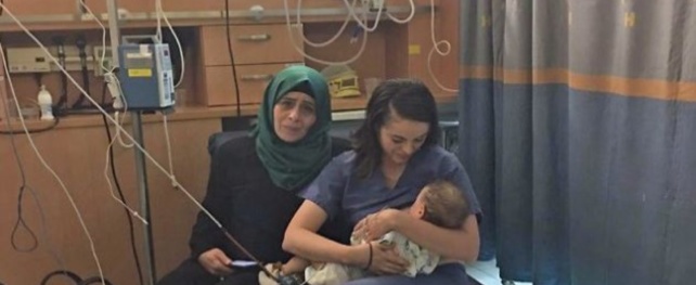 L’infirmière israélienne qui donne le sein à un bébé palestinien