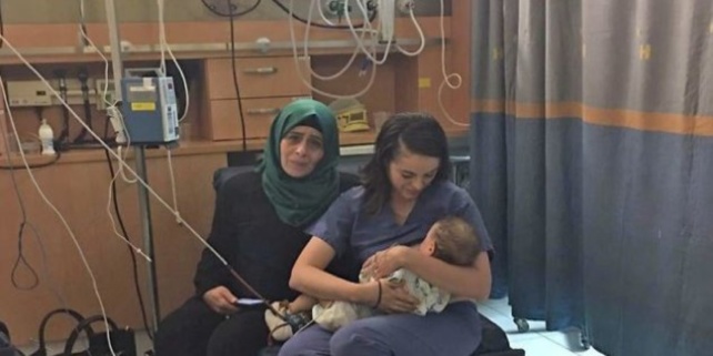 L’infirmière israélienne qui donne le sein à un bébé palestinien
