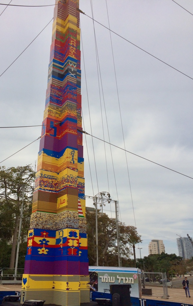 La Tour Omer, la plus haute tour de Lego au monde sur la Place Rabin