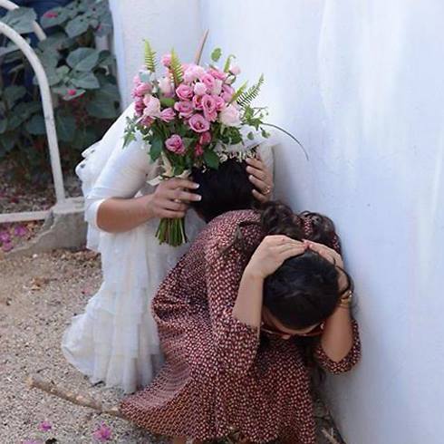 Une mariée se protège pendant un tir de missiles - Tel Aviv (Photo: Avraham Rubenstien) YNET  